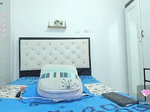 Snapshot of CuteLatinaxx chatting on December 6, 3:44 pm CuteLatinaxx online show from December 6, 3:44 pm