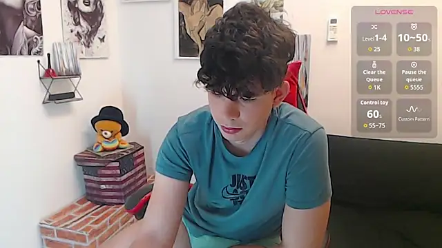 Snapshot of Oliverboy- chatting on June 15, 11:29 pm Oliverboy- online show from June 15, 11:29 pm
