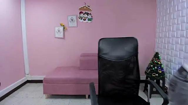 Snapshot of DannaBerry chatting on December 23, 2:17 pm DannaBerry online show from December 23, 2:17 pm