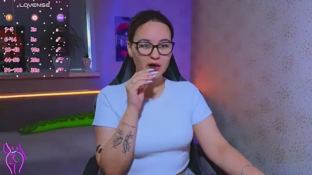 EsterLogan online show from September 20, 11:11 am