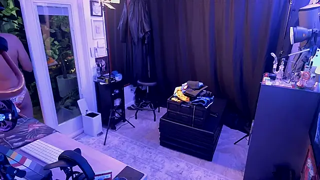 Briefs bud online show from December 18, 5:24 am