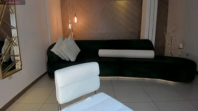 NiaHolland online show from October 10, 6:40 pm