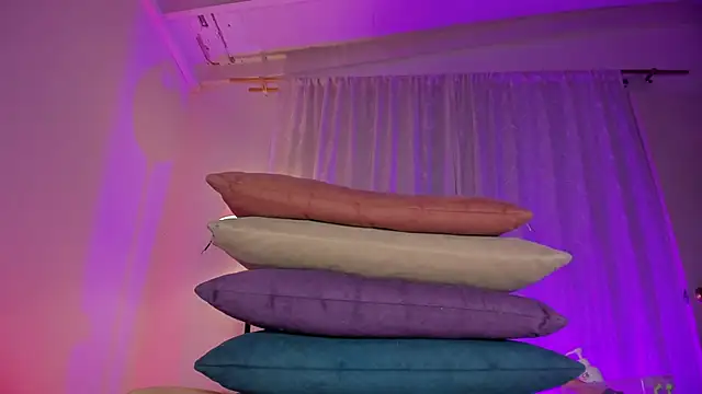 hot booty  online show from December 10, 12:50 am