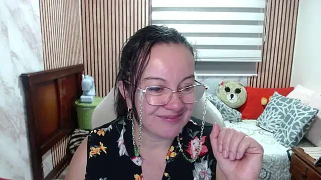 Sonialorens  online show from May 4, 10:17 pm