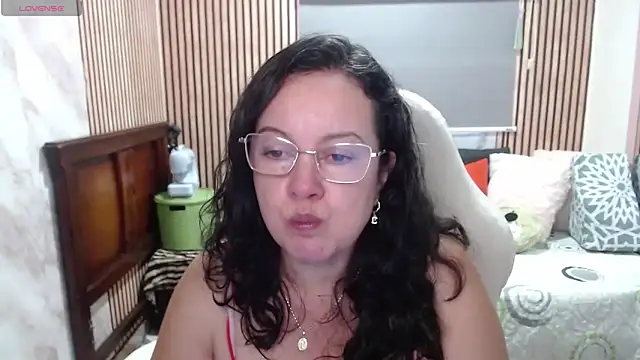 Sonialorens  online show from May 26, 4:36 pm