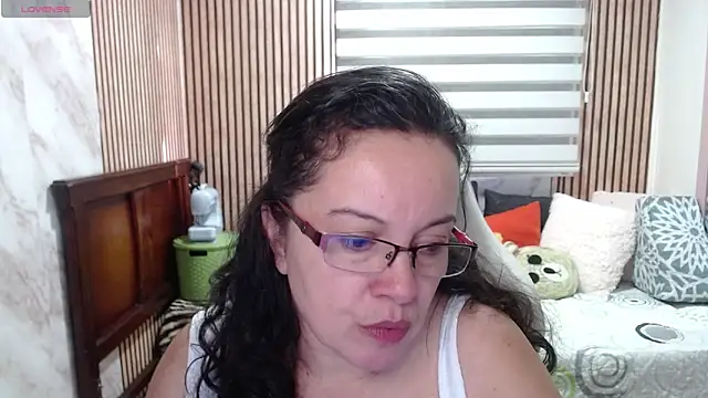 Sonialorens  online show from June 2, 9:39 pm