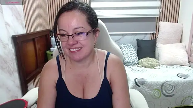 Sonialorens  online show from June 7, 11:08 pm