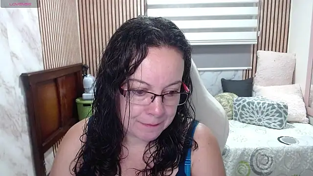 Sonialorens  online show from June 8, 1:11 pm