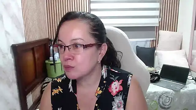 Sonialorens  online show from June 9, 8:20 pm