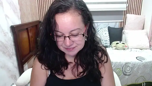 Sonialorens  online show from June 10, 3:55 pm
