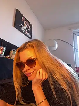 Snapshot of Lisavontease chatting on February 21, 8:37 am Lisavontease online show from February 21, 8:37 am