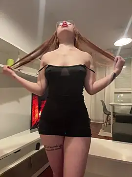 Snapshot of redheaddoll22 chatting on March 6, 10:45 am redheaddoll22 online show from March 6, 10:45 am