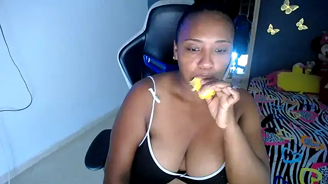 Snapshot of marysol83 chatting on April 24, 1:19 am marysol83 online show from April 24, 1:19 am