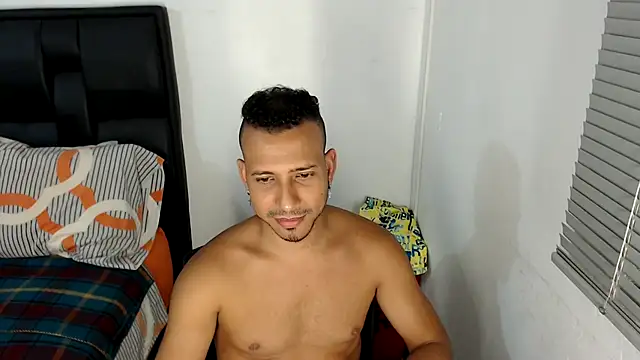 Snapshot of thommerxxx chatting on February 4, 11:59 pm thommerxxx online show from February 4, 11:59 pm