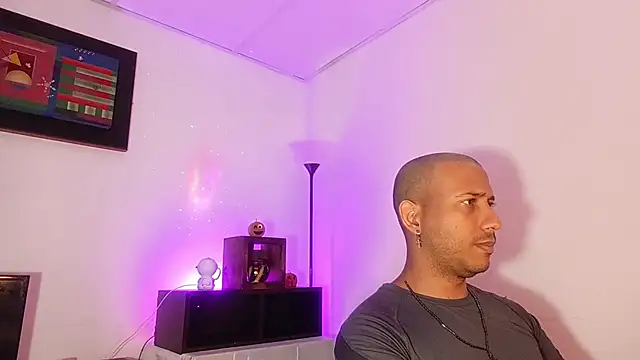 Snapshot of thommerxxx chatting on June 6, 5:28 pm thommerxxx online show from June 6, 5:28 pm