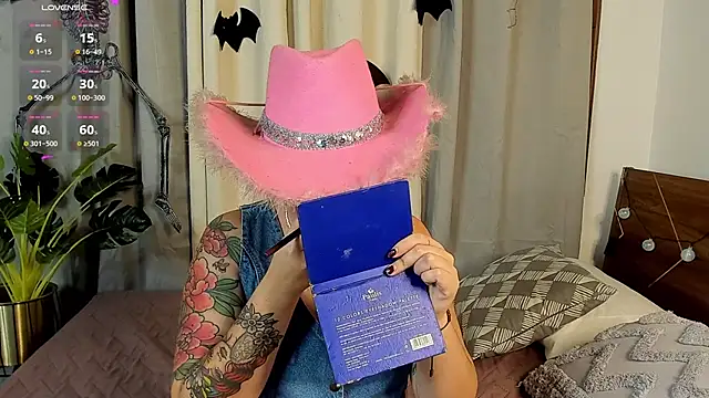 Snapshot of Amy_art chatting on October 24, 8:49 pm Amy art online show from October 24, 8:49 pm