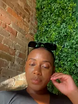 Snapshot of HoneyDripHer chatting on October 1, 9:21 pm HoneyDripHer online show from October 1, 9:21 pm