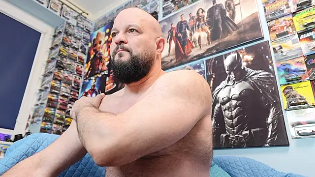 Snapshot of Muscle_Bear chatting on April 10, 6:18 am Muscle Bear online show from April 10, 6:18 am