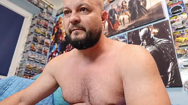 Snapshot of Muscle_Bear chatting on June 12, 3:27 am Muscle Bear online show from June 12, 3:27 am