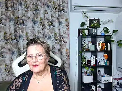 Snapshot of Selenna57 chatting on December 18, 2:10 am Selenna57 online show from December 18, 2:10 am