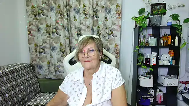 Snapshot of Selenna57 chatting on December 27, 11:42 pm Selenna57 online show from December 27, 11:42 pm