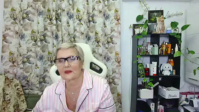 Snapshot of Selenna57 chatting on February 13, 5:44 pm Selenna57 online show from February 13, 5:44 pm