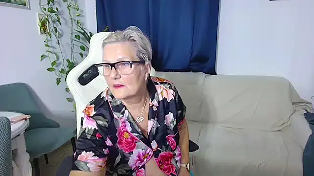 Snapshot of Selenna57 chatting on November 26, 6:20 pm Selenna57 online show from November 26, 6:20 pm