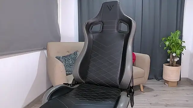 Snapshot of Liam_V chatting on February 11, 3:55 am Liam V online show from February 11, 3:55 am