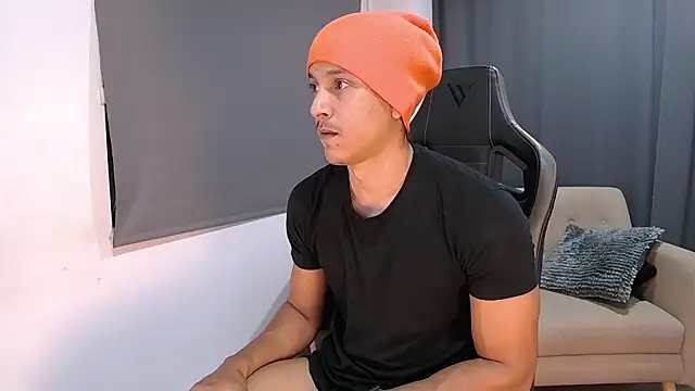 Snapshot of Liam_V chatting on February 15, 11:45 pm Liam V online show from February 15, 11:45 pm