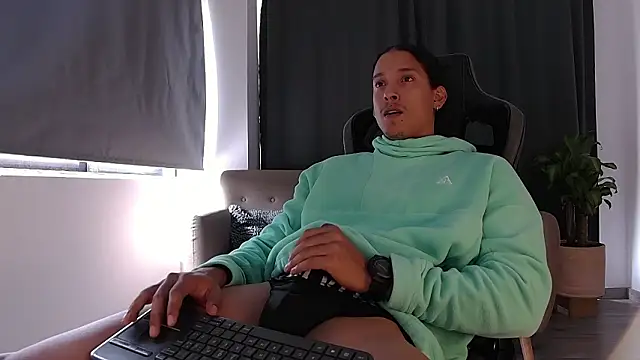 Snapshot of Liam_V chatting on February 23, 3:20 pm Liam V online show from February 23, 3:20 pm