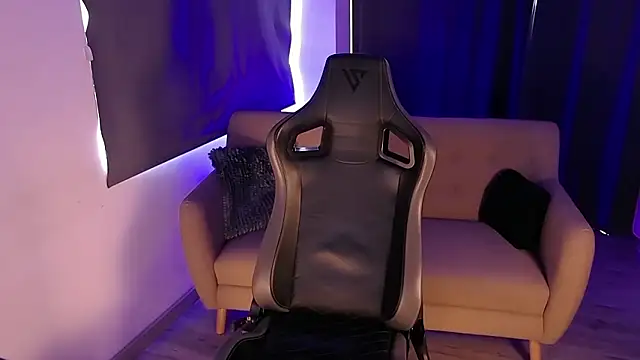 Snapshot of Liam_V chatting on February 27, 8:42 pm Liam V online show from February 27, 8:42 pm