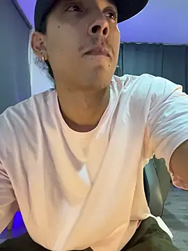 Snapshot of Liam_V chatting on March 11, 3:34 am Liam V online show from March 11, 3:34 am