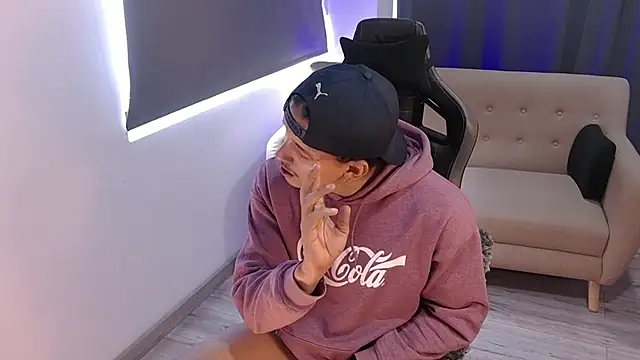 Snapshot of Liam_V chatting on March 25, 12:44 pm Liam V online show from March 25, 12:44 pm