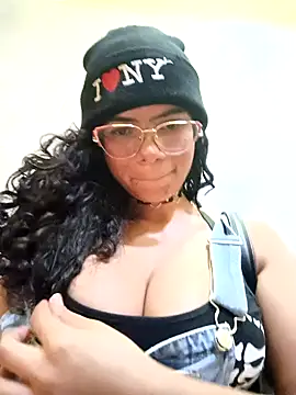 Simone Miller online show from January 2, 9:39 pm