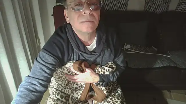 Snapshot of HETEREOMAN chatting on December 15, 4:44 pm HETEREOMAN online show from December 15, 4:44 pm