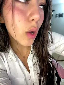 Snapshot of MiaJones21 chatting on December 6, 2:02 am MiaJones21 online show from December 6, 2:02 am