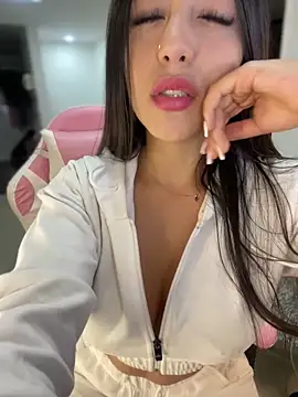 Snapshot of MiaJones21 chatting on February 2, 11:53 pm MiaJones21 online show from February 2, 11:53 pm