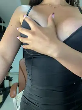 Snapshot of MiaJones21 chatting on February 25, 12:14 am MiaJones21 online show from February 25, 12:14 am