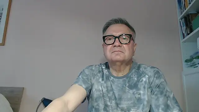 Snapshot of YOU6me chatting on April 11, 2:43 pm YOU6me online show from April 11, 2:43 pm