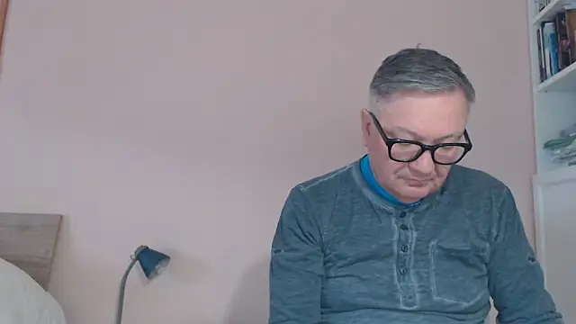 Snapshot of YOU6me chatting on April 16, 9:43 am YOU6me online show from April 16, 9:43 am