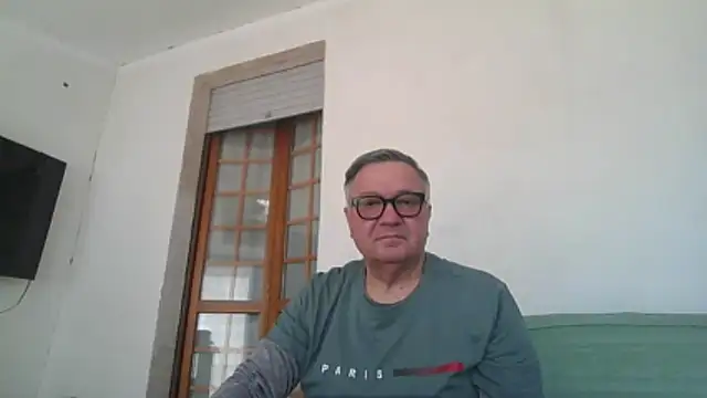 Snapshot of YOU6me chatting on May 1, 9:14 am YOU6me online show from May 1, 9:14 am