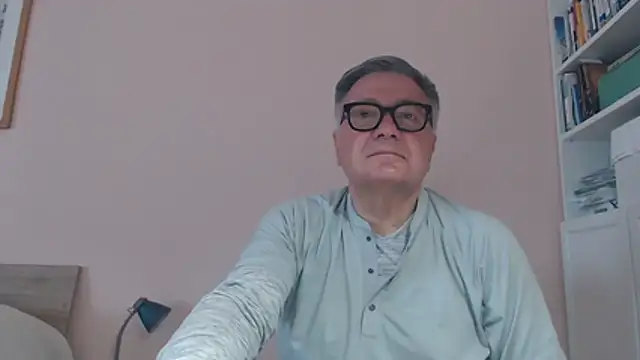 Snapshot of YOU6me chatting on May 5, 8:44 am YOU6me online show from May 5, 8:44 am
