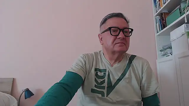 Snapshot of YOU6me chatting on May 15, 7:48 am YOU6me online show from May 15, 7:48 am
