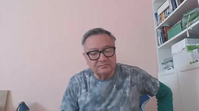 Snapshot of YOU6me chatting on May 18, 7:47 am YOU6me online show from May 18, 7:47 am