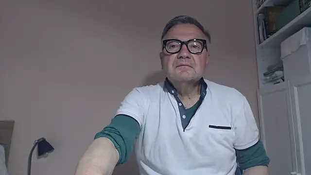 Snapshot of YOU6me chatting on June 1, 7:10 am YOU6me online show from June 1, 7:10 am