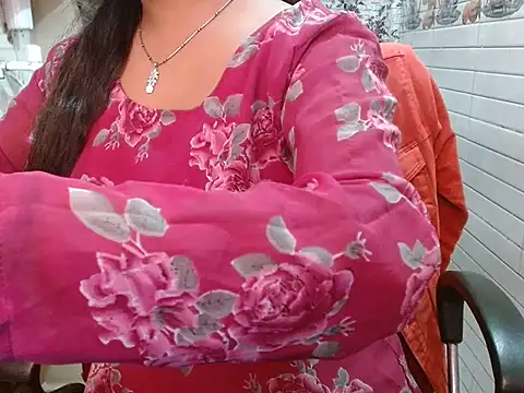 Snapshot of LovingPihu chatting on February 12, 6:19 am LovingPihu online show from February 12, 6:19 am