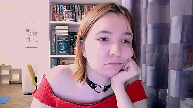 Snapshot of BrattyFoxyGirl chatting on March 5, 5:39 pm BrattyFoxyGirl online show from March 5, 5:39 pm