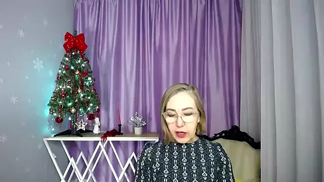 Snapshot of queen_a_n_i chatting on March 1, 7:10 am queen a n i online show from March 1, 7:10 am