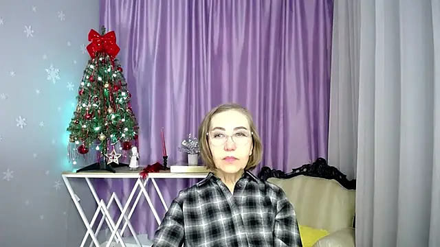 Snapshot of queen_a_n_i chatting on March 6, 6:32 am queen a n i online show from March 6, 6:32 am