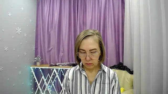 Snapshot of queen_a_n_i chatting on March 8, 7:45 am queen a n i online show from March 8, 7:45 am